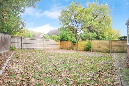 4 bedroom detached house to rent - Photo 4