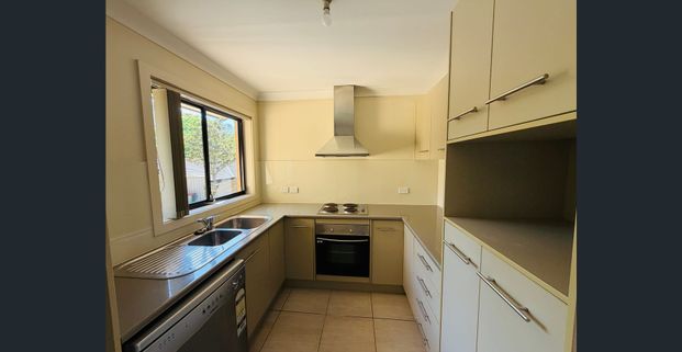 MODERN THREE BEDROOM SPACIOUS VILLA CLOSE TO UNI AND SHOPS - Photo 1