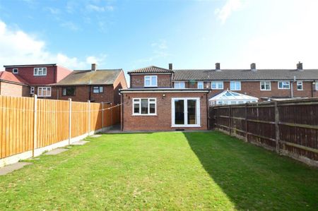 5 bedroom end of terrace house to rent - Photo 3