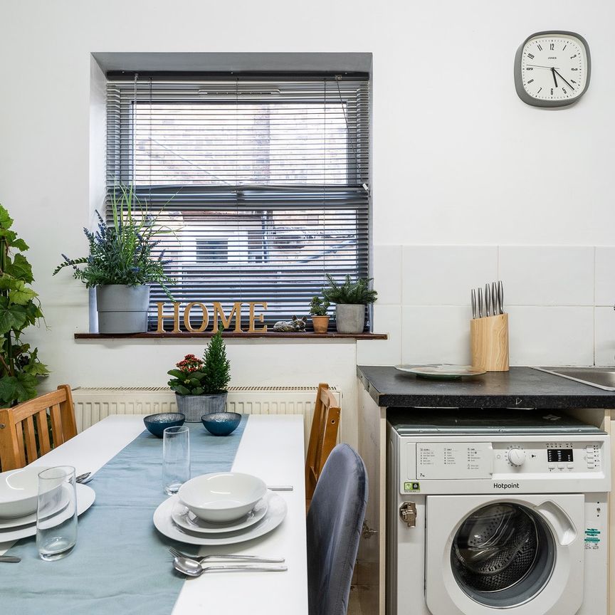 Victorian house in the heart of Wood Green, Zone 3 - Photo 1