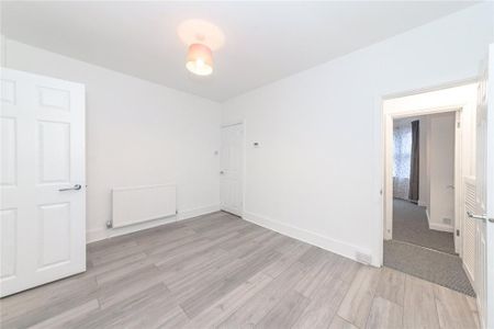 4 bedroom terraced house to rent - Photo 5