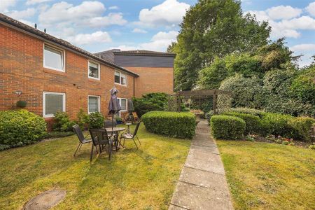 2 bedroom retirement property to rent - Photo 5