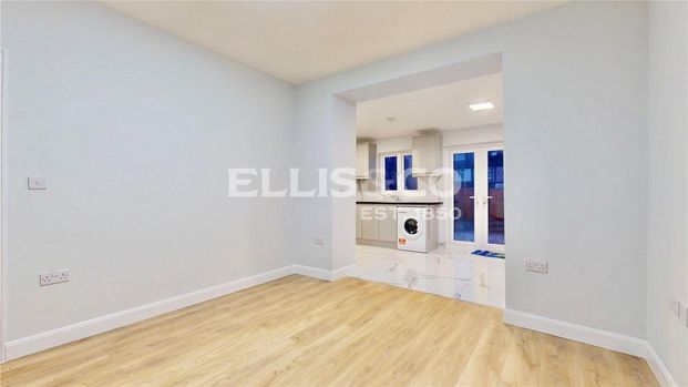 4 bedroom end of terrace house to rent - Photo 1