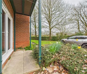 2 bedroom in Admirals Court, Reading - Photo 5