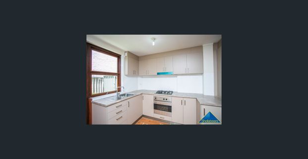 Spacious Art Deco Unit - Light & Bright - Photo 1