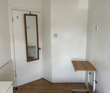Room in a Shared House, Barclay Road, E13 - Photo 3
