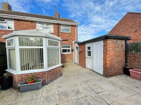 3 bedroom Semi-Detached House to let - Photo 3