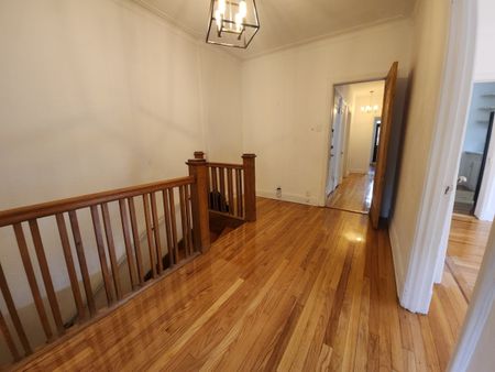Logement rénové de 2 chambres à coucher plus bureau, semi-meublé. - Photo 2