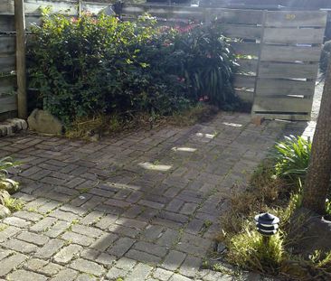 Charming Two-Bedroom Townhouse in a Sought-After Maribyrnong Location - Photo 4