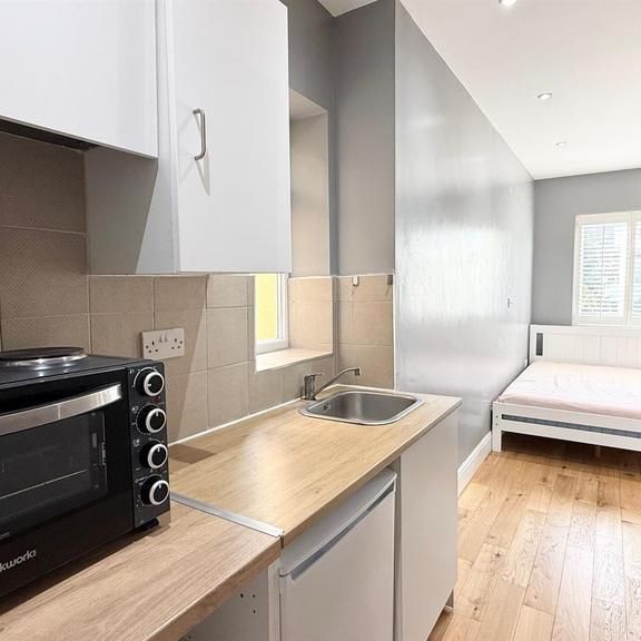 Studio to rent - Photo 1