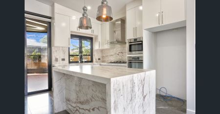 MODERN + STYLISH - Photo 2