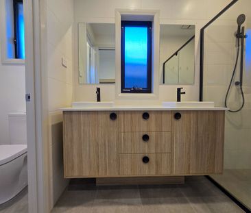 Luxury Solar Family Living in Sought-After Gledswood Hills - Photo 4