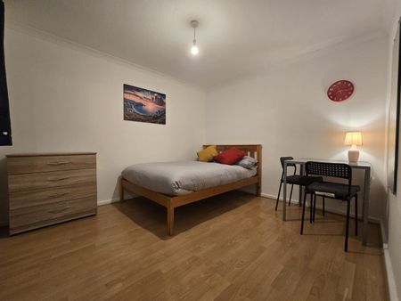 3 Bed Flat, Hamilton Square, SE1 - Photo 3