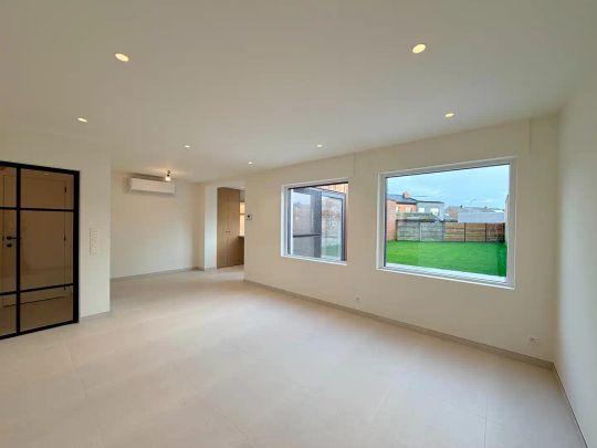 Volledig gerenoveerde woning met 3 slaapkamers en tuin te Izegem! - Photo 1