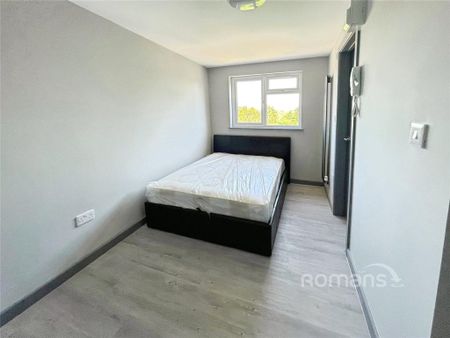 1 bedroom in a house share to rent - Photo 2