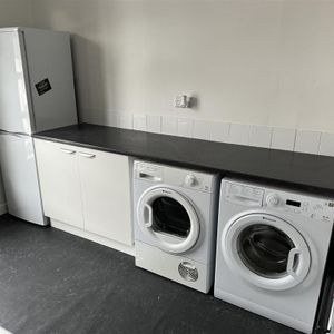 House share to rent - Photo 2