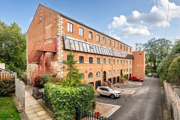 3 bedroom Flat To Let - Photo 1