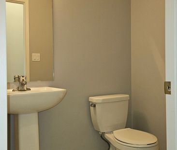 For Lease - 96 Fortis Crescent, Bradford West Gwillimbury, Ontario - Photo 4