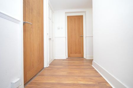 1 bedroom in a flat share to rent - Photo 3