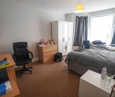 5 Bedroom House To Rent in Charminster - £2,400 pcm Tenancy Info - Photo 3