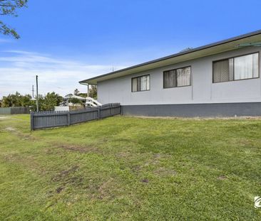 Comfortable 3 Bedroom Residence Minutes from the Heart of Town - Photo 3