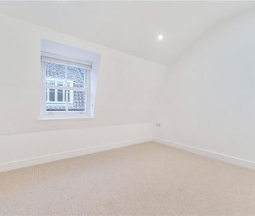 A newly renovated, top floor apartment, located in central Bath. - Photo 2