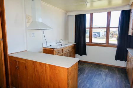 HANDY LOCATION - Photo 4