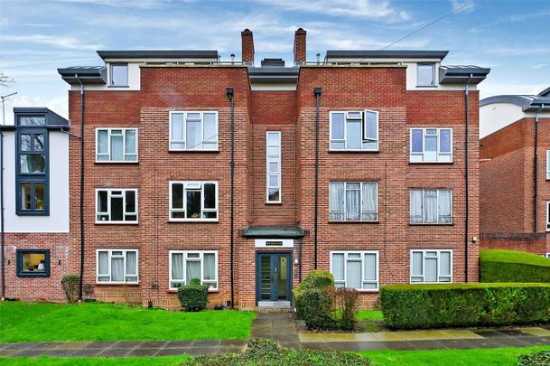 A two bedroom first floor apartment conveniently located opposite Maidenhead train station. - Photo 1