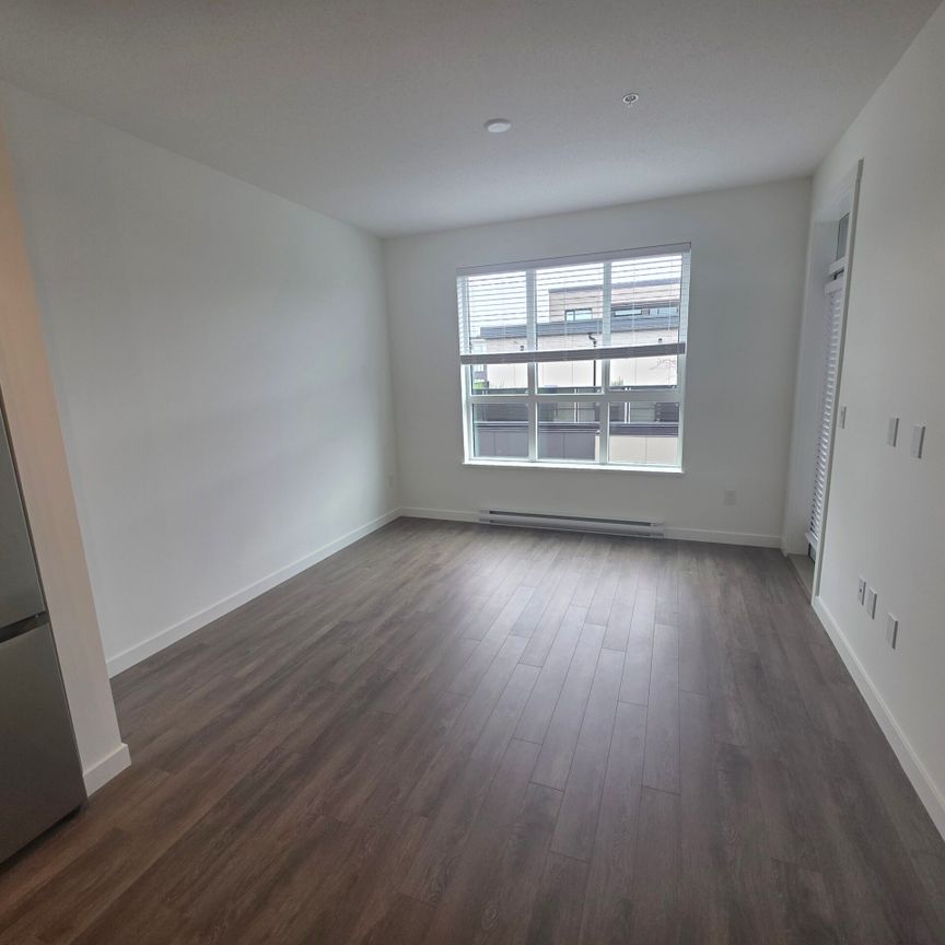 Modern One Bedroom Plus Den Fleetwood Village 2 - Photo 1