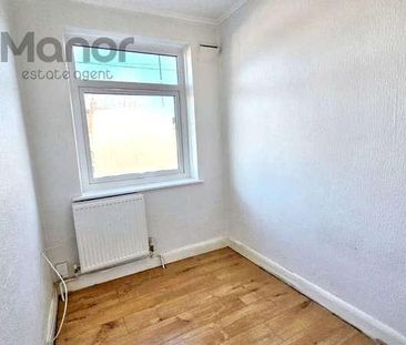 Rushden Gardens, Clayhall, IG5 - Photo 4