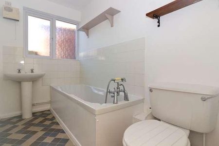 Stony Stratford - Bedroom Maisonette With Garden, Set Just Off High Street, MK11 - Photo 4