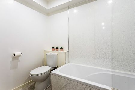 2 Bed Flat, St. John's Hill, SW11 - Photo 3