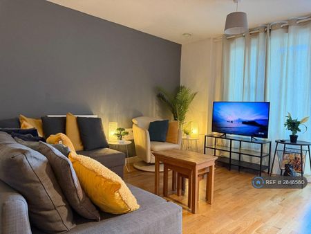 1 bedroom in a flat share to rent - Photo 3