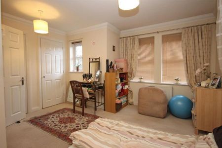 4 bedroom semi-detached house to rent - Photo 2