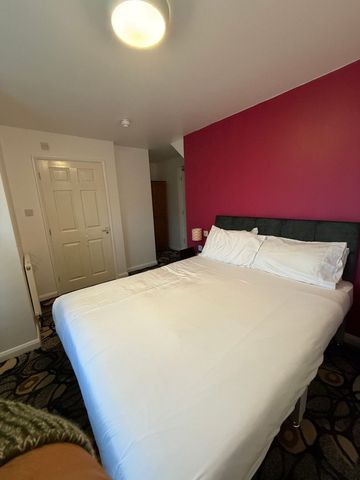 Room 203, SimplyStay Lincoln Road, Skegness, Lincolnshire, PE25 2EA - Photo 5