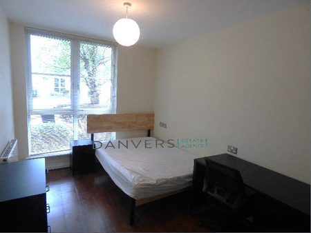 4 bedroom end of terrace house to rent - Photo 2