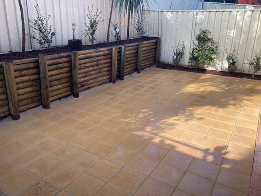 AIRY 3 BEDROOM TOWNHOUSE WITH SUNNY COURTYARD - Photo 1