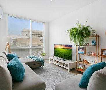 Beautiful Ground Floor Unit - Photo 5