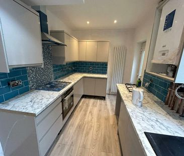 4 bedroom semi-detached house to rent - Photo 3