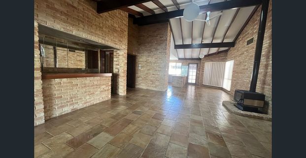 Spacious 5-Bedroom Family Home in Prime Location - Photo 1