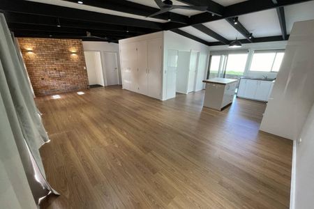 Coastal Comfort: Serene 3-Bedroom Retreat with Pool in Surf Beach! - Photo 2