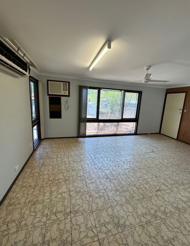 AMPLE PARKING ON ACACIA - Well Maintained 3x1 - Photo 4