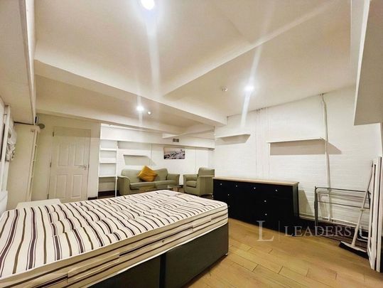 Studio to rent - Photo 1