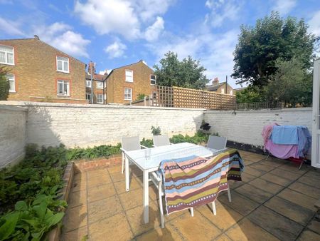 3 bedroom flat to rent - Photo 3