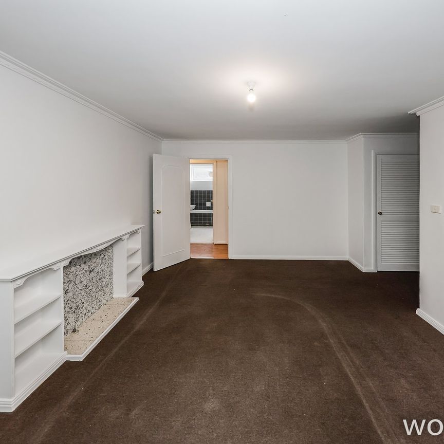 Freshly painted, spacious two-bedroom apartment - Photo 1