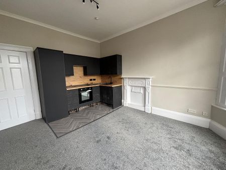 3 bedroom flat to rent - Photo 4