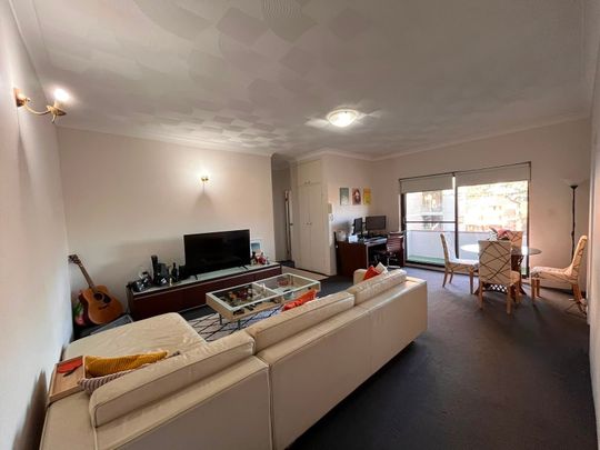 Carlton - Photo 1