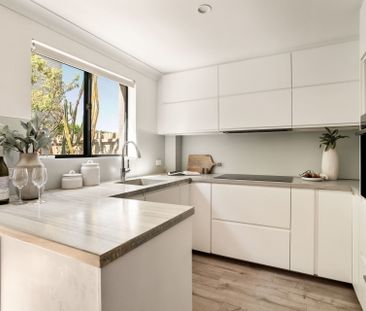 Three Bedroom Townhouse with Parking - Unfurnished - Photo 4