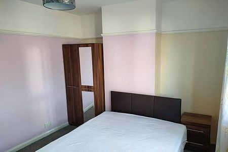 4 bedroom semi-detached house to rent - Photo 5