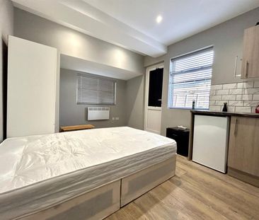 Burgoyne Road, Sunbury-On-Thames TW16, London - Photo 3